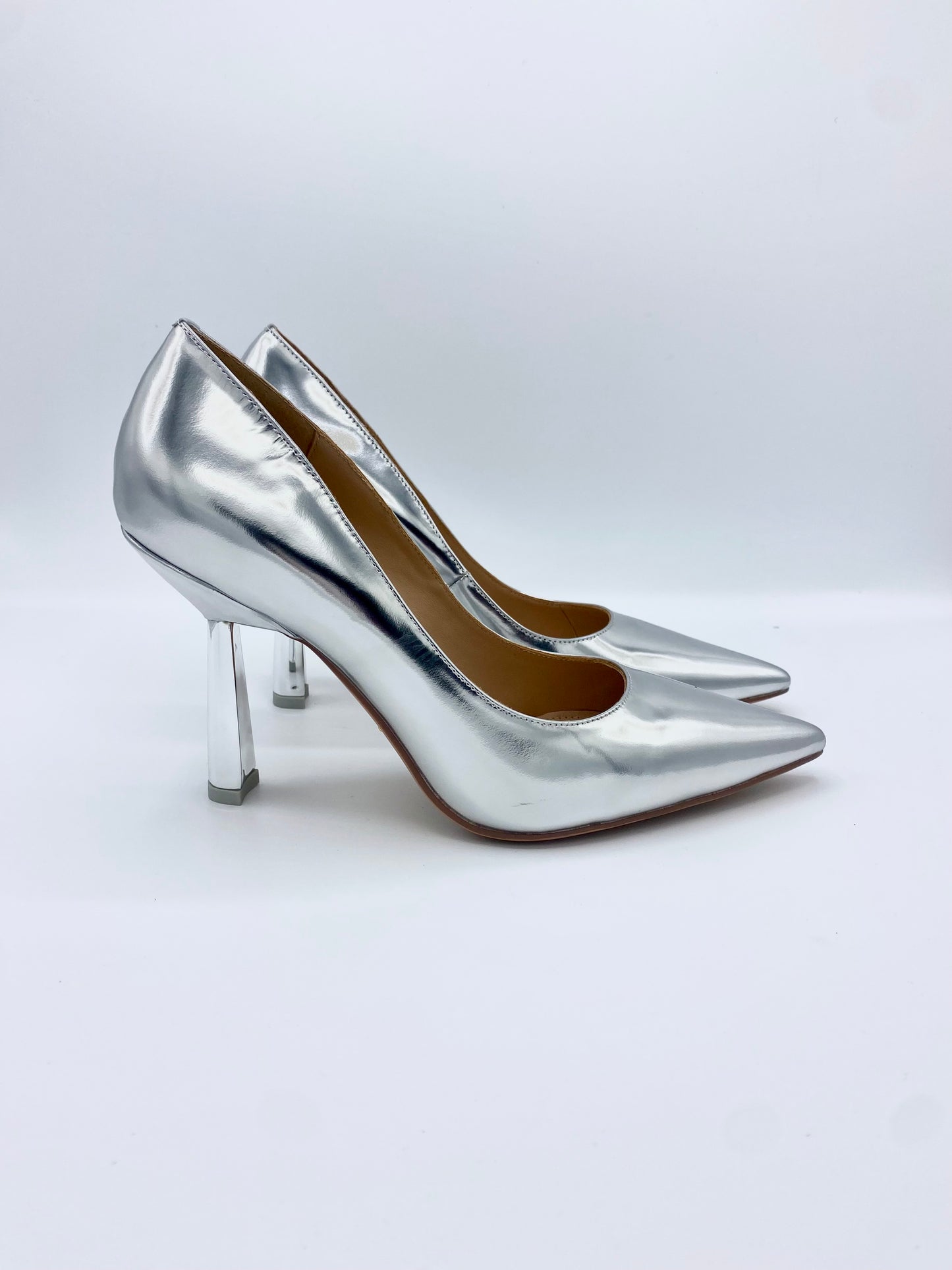 SHINY SILVER PUMP