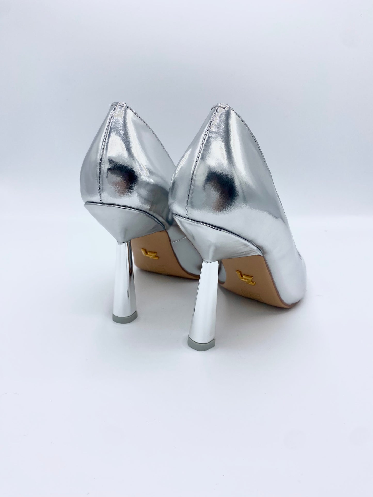SHINY SILVER PUMP