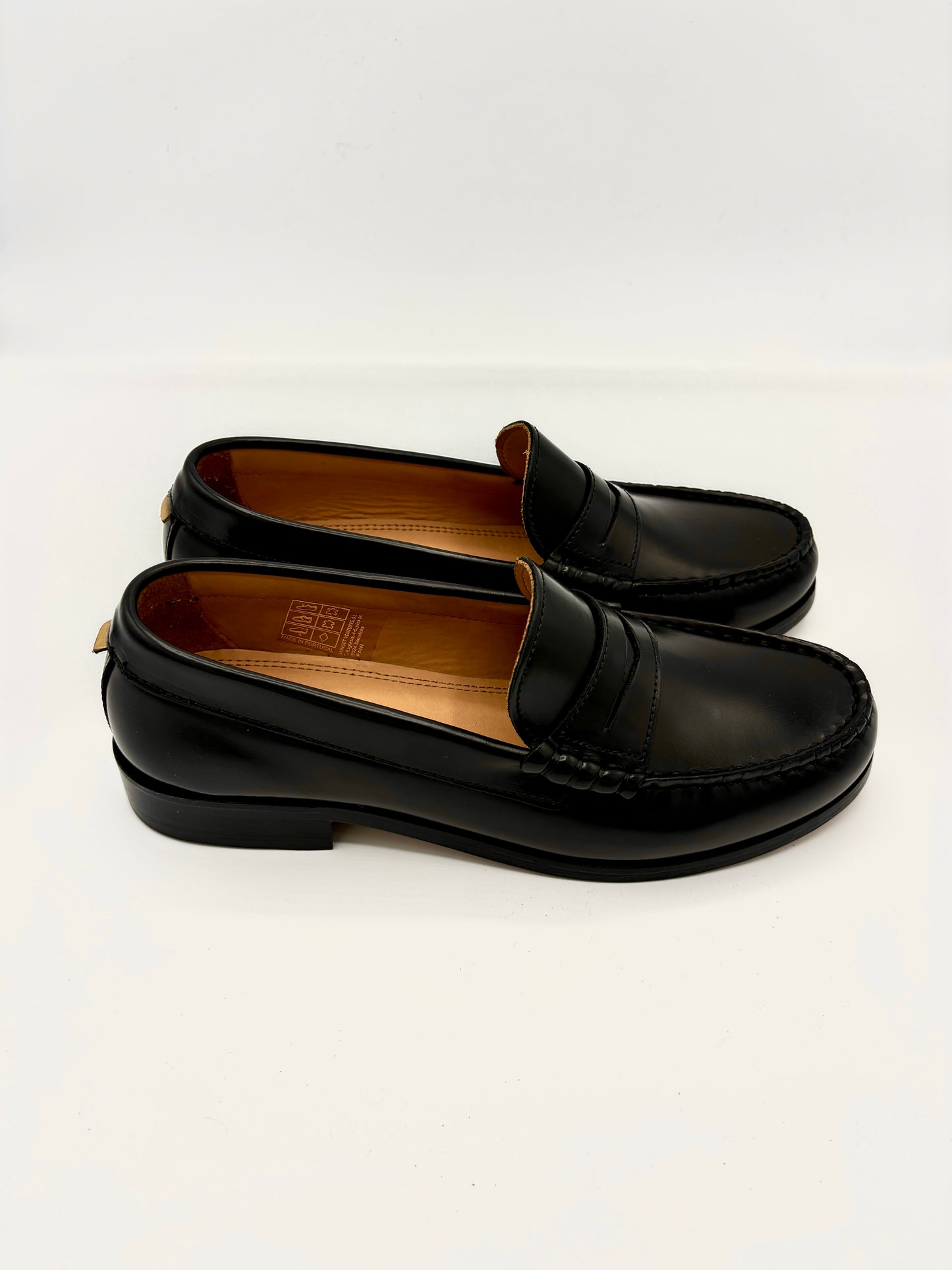 RIVET BLACK LEATHER LOAFER