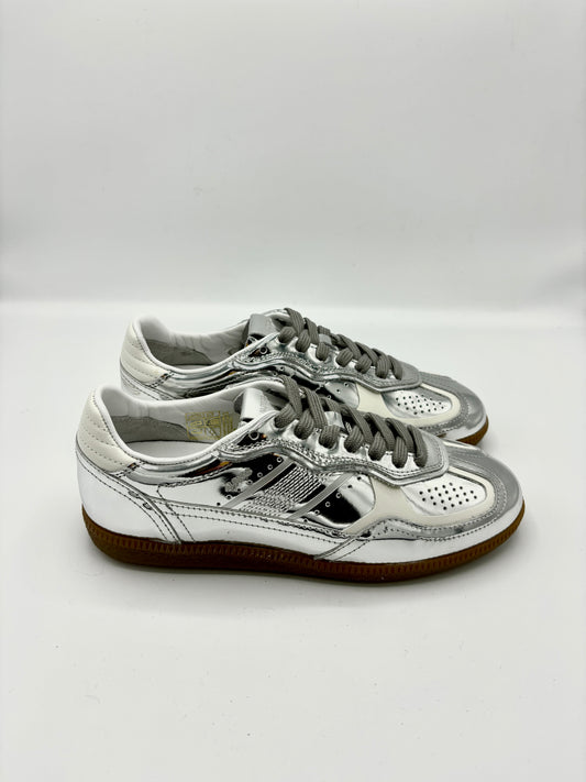 ALOHAS_SILVER_SNEAKER